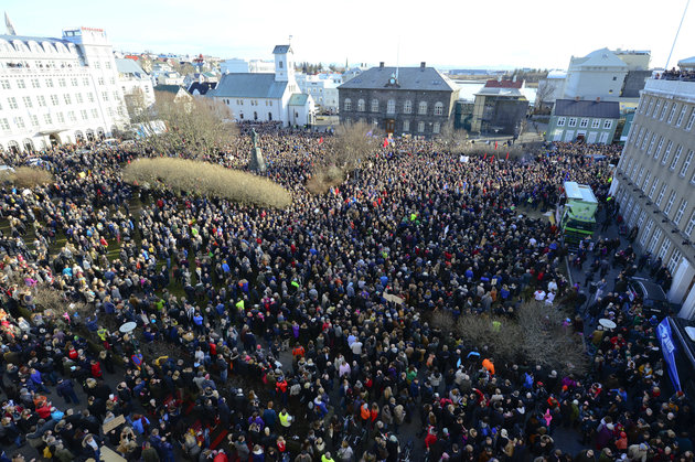 Dân phẫn nộ xuống đường đòi Thủ tướng Iceland từ chức - 1