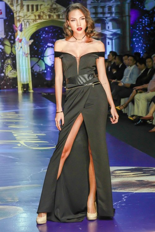 Minh Triệu "đốt mắt" với váy khoét sâu, xẻ cao - 1