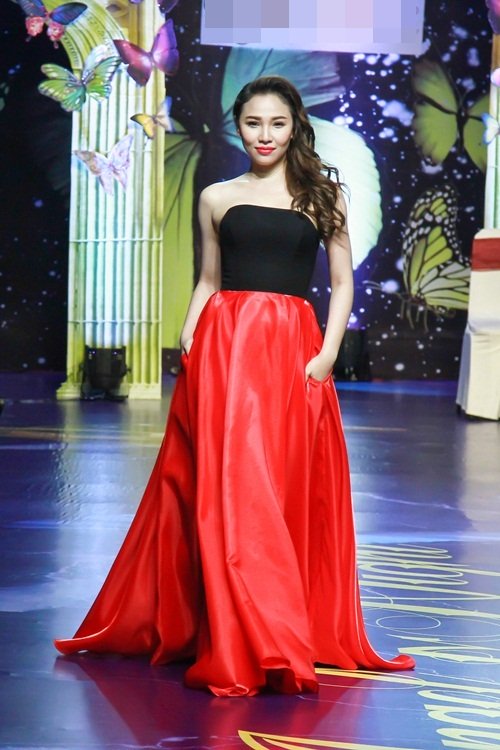 Minh Triệu "đốt mắt" với váy khoét sâu, xẻ cao - 4