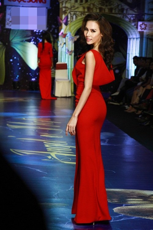 Minh Triệu "đốt mắt" với váy khoét sâu, xẻ cao - 5