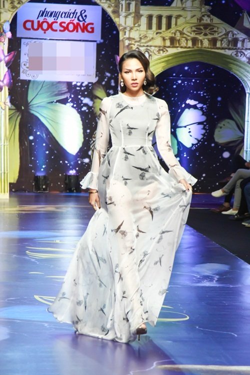 Minh Triệu "đốt mắt" với váy khoét sâu, xẻ cao - 6