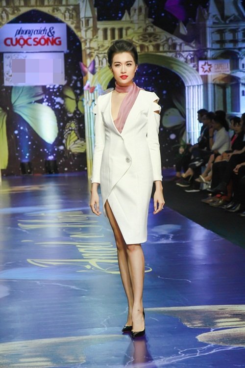 Minh Triệu "đốt mắt" với váy khoét sâu, xẻ cao - 13