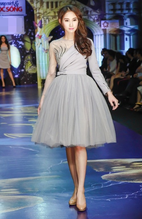 Minh Triệu "đốt mắt" với váy khoét sâu, xẻ cao - 14