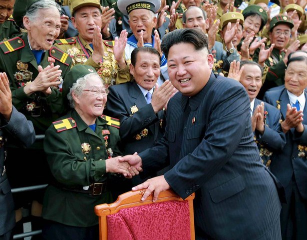 Chùm ảnh Kim Jong-un cười hết cỡ trước ống kính - 12