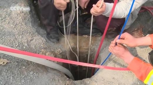 Clip: Hồi hộp giải cứu bé trai rơi xuống giếng sâu 90m - 1