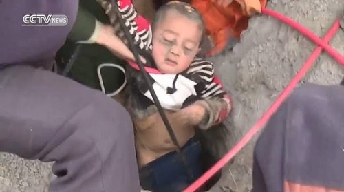 Clip: Hồi hộp giải cứu bé trai rơi xuống giếng sâu 90m - 2