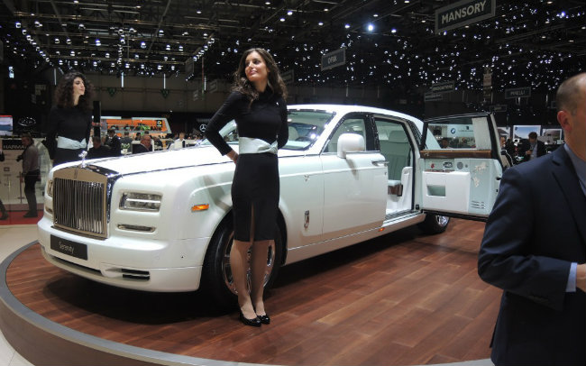 1. Rolls-Royce Phantom Serenity giá 1,1 triệu USD. Đây là một ấn phẩm độc đáo nổi tiếng của dòng Phantom coupe với màu sơn ngọc và nội thất như một bức tranh nghệ thuật mang phong cách Nhật Bản.