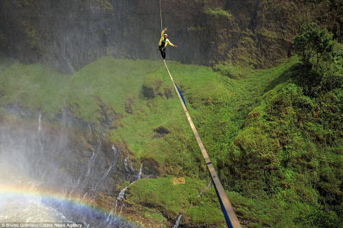 Ảnh: Đi trên dây ngang qua thác nước 60 mét - 1