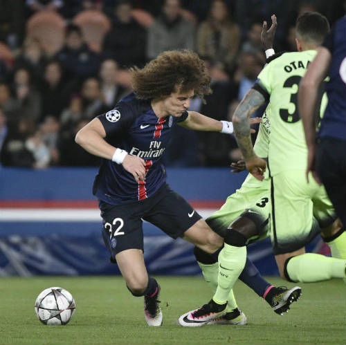 "Đóng kịch" xấu xí, David Luiz bị "ném đá" dữ dội - 1