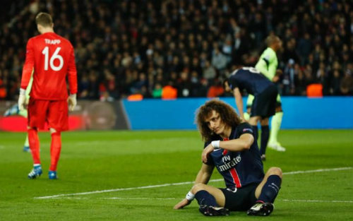 "Đóng kịch" xấu xí, David Luiz bị "ném đá" dữ dội - 2