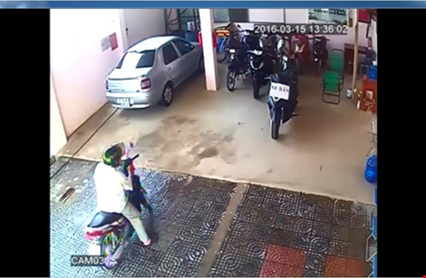 Người lạ khóa cửa, tưới xăng vào nhà chủ tiệm cầm đồ - 2