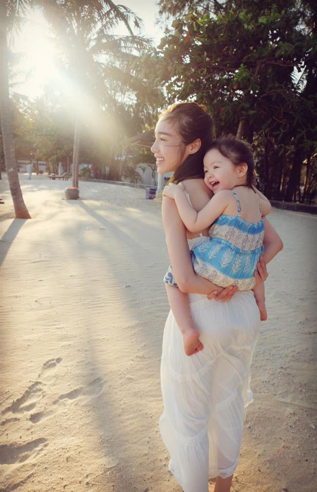 Loạt ảnh mẹ con Elly Trần vui chơi tại bãi biển nhận được nhiều lời khen ngợi của người hâm mộ.