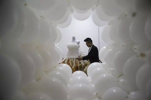 Chú rể "may" váy cưới cho cô dâu từ 600 quả bóng bay - 1