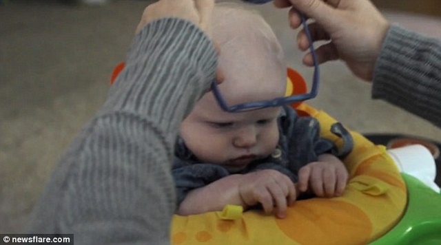 Video: Bé 4 tháng tuổi mắt kém cười toét khi nhìn rõ mẹ - 1
