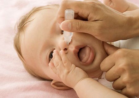 Uống nhầm thuốc nhỏ mũi Naphazolin, bé 2 tuổi nguy kịch - 1