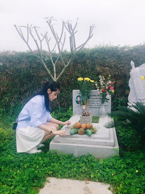 Facebook sao 8.4: Chi Pu thăm mộ Trần Lập và Thanh Tùng - 1