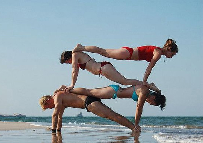 Vừa xếp hình, vừa tập thể dục nơi bãi biển