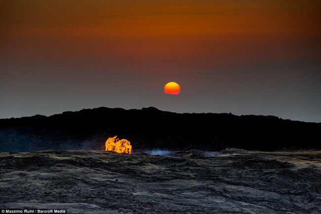 Vùng lõm Danakil (Danakil Depression), nằm trong sa mạc Danakil ở Ethiopia, được xem là một trong những nơi nóng nhất thế giới. Đây cũng là vùng đất có nhiều núi lửa đang hoạt động.