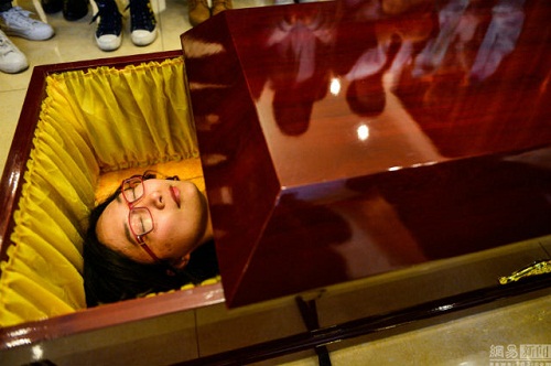 Trào lưu giả chết trong quan tài ở Trung Quốc - 2