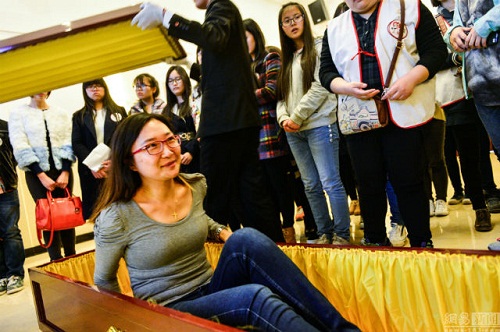 Trào lưu giả chết trong quan tài ở Trung Quốc - 3