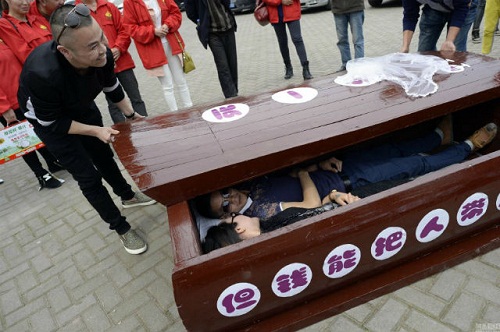 Trào lưu giả chết trong quan tài ở Trung Quốc - 6