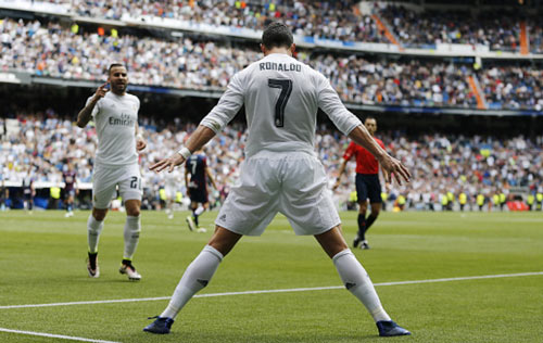 Ronaldo 6 mùa liền ghi 30 bàn: Người khổng lồ bền bỉ - 1