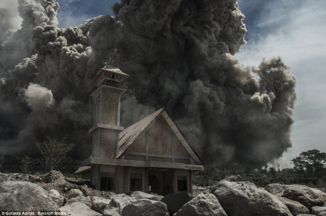 Núi lửa Sinabung trên đảo Sumatra ở Indonesia đã ngủ yên suốt 4 thế kỷ cho đến năm 2010, khi nó bắt đầu hoạt động trở lại.