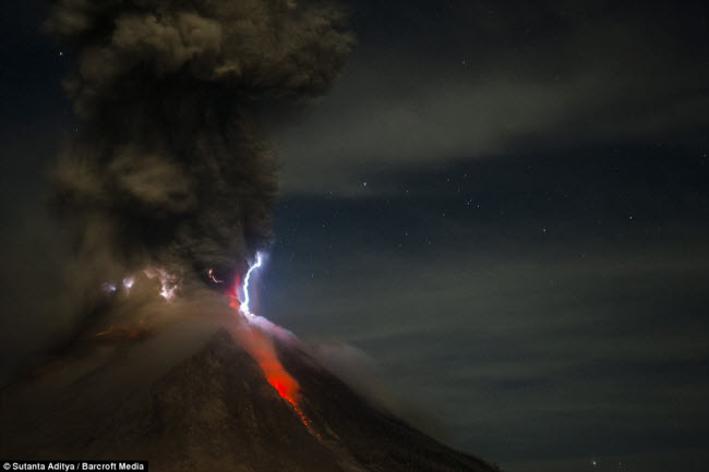 Nhiếp ảnh gia Sutanta Aditya chụp được cảnh tượng sét đánh trúng miệng núi lửa Sinabung đang phun trào dung nham trong đêm.