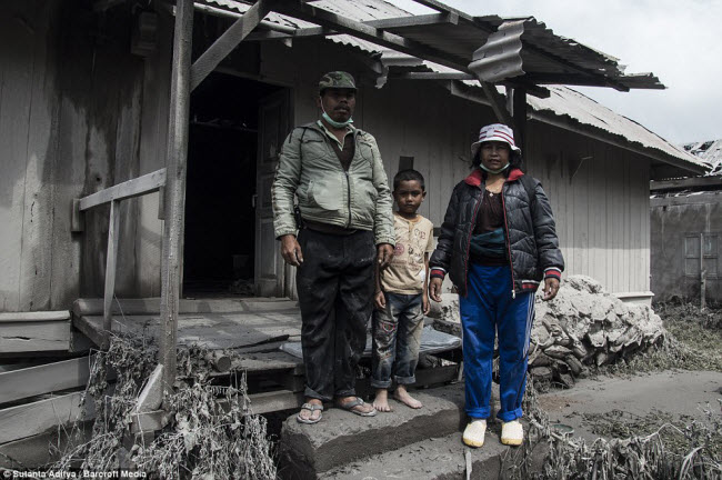 Nhiều ngôi làng quanh chân núi lửa Sinabung hiện trong tình trạng bỏ hoang vì người dân phải bỏ nhà đi sơ tán.