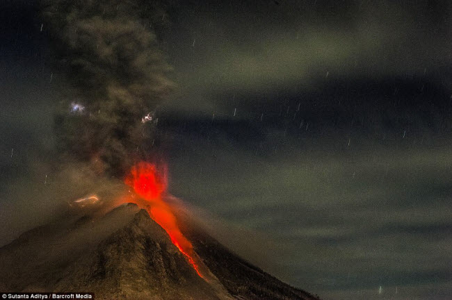 Sinabung là một trong 129 núi lửa vẫn hoạt động ở Indonesia. Nó nằm trên Vành đai lửa Thái Bình Dương.