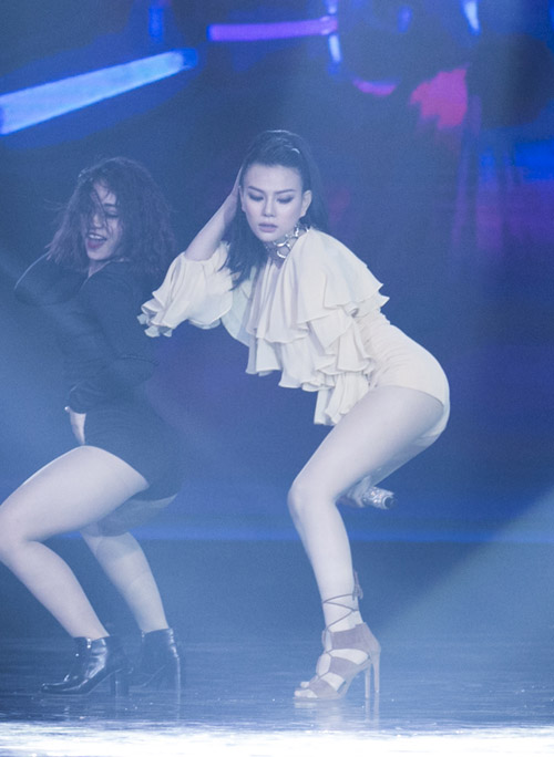 Gái 1 con Thu Thủy quá đỗi cuốn hút trên sân khấu - 2