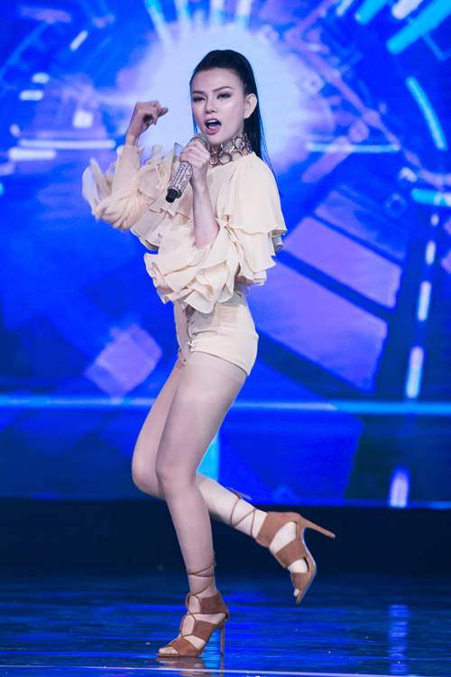 Gái 1 con Thu Thủy quá đỗi cuốn hút trên sân khấu - 1