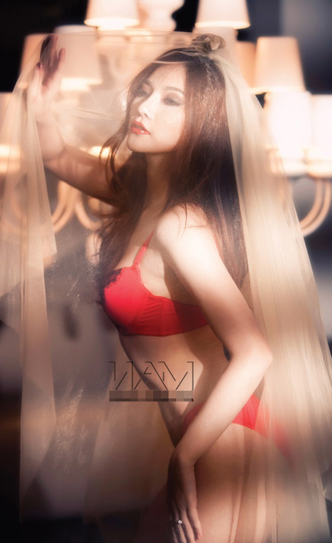 Nữ ca sĩ Thu Thủy lại chọn cho mình nội y gam màu đỏ để ghi dấu hình ảnh cô dâu vừa sexy vừa cá tính