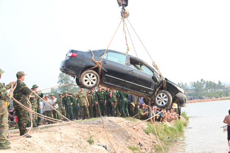 Ô tô lao xuống hồ chìm nghỉm, giám đốc, lái xe tử vong - 2