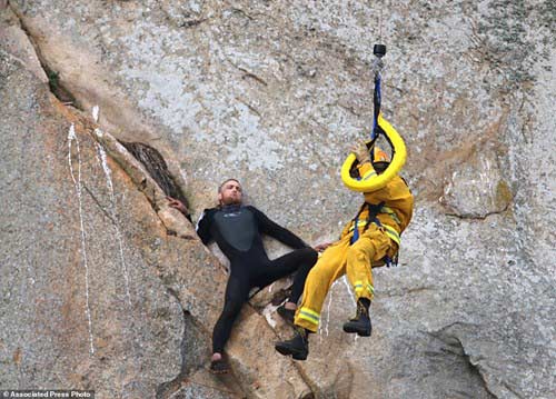 Chàng trai mắc kẹt giữa vách núi dựng đứng vì… cầu hôn - 2