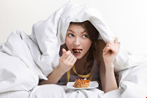 Ăn quá no trước khi ngủ có hại như thế nào? - 1