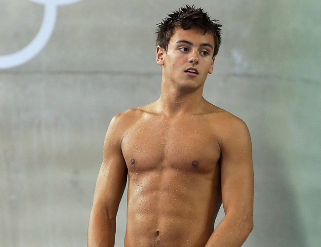 Tom Daley còn chẳng ngại ngần công khai mình là người lưỡng tính (thích cả nam lẫn nữ).


