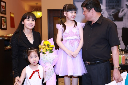 Ca sĩ Trang Nhung nuôi con mỗi tháng tốn hàng trăm triệu - 1