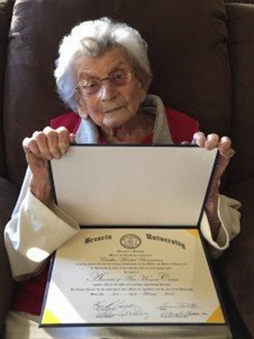 Bà cụ 102 tuổi được cấp bằng tốt nghiệp sau hơn 60 năm chờ đợi - 1