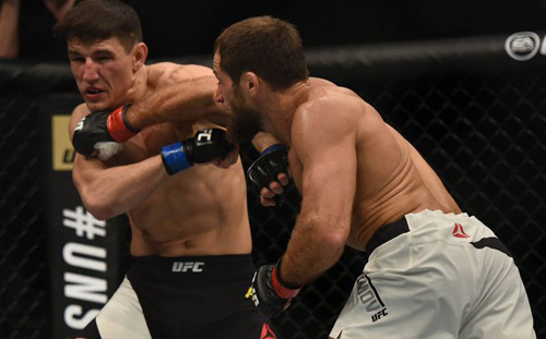 UFC: Chàng lùn tay ngắn vẫn knock-out đối thủ - 1