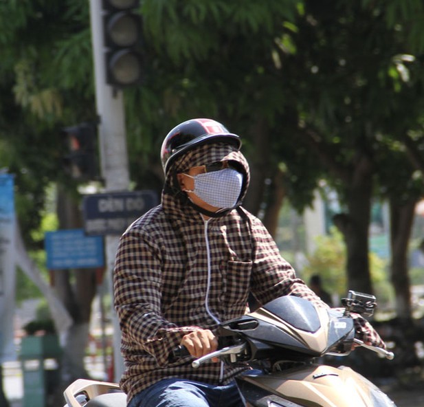 Muôn kiểu chống chọi với "chảo lửa" ngày hè khi ra phố - 2