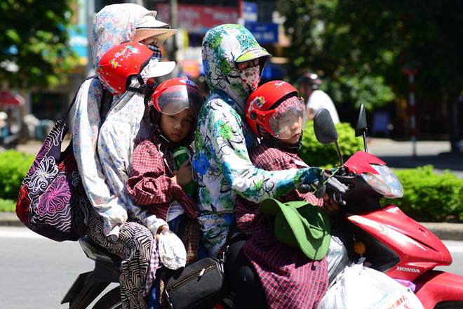 Muôn kiểu chống chọi với "chảo lửa" ngày hè khi ra phố - 3