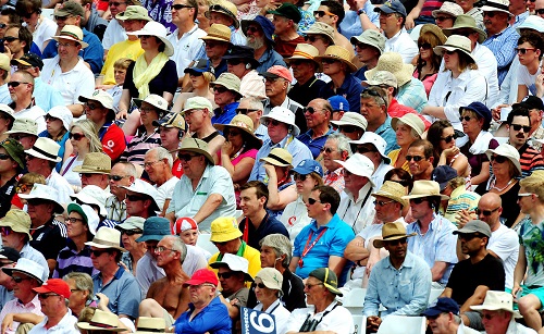 Muôn kiểu chống chọi với "chảo lửa" ngày hè khi ra phố - 15