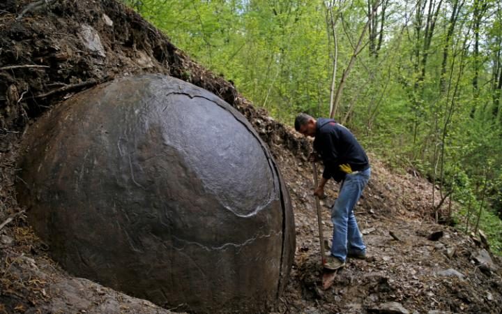 Phát hiện khối cầu đá khổng lồ bí ẩn trong rừng ở Bosnia - 1