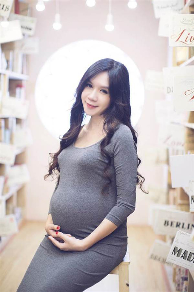 Vẻ đẹp đầy đặn của Minh Hà khi mang thai.