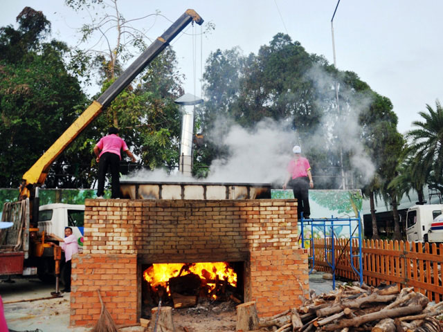 Cận cảnh màn gói chiếc bánh chưng “khủng” dâng Vua Hùng - 12