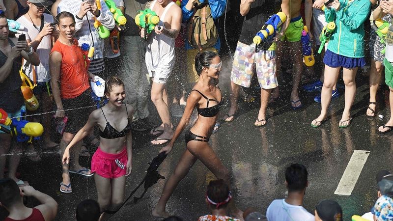 Bikini, soóc ngắn đẫm nước ngập tràn phố Thái Lan - 1