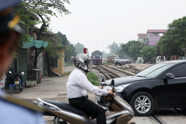 Cận cảnh những pha lách rào chắn, cắt mặt tàu hỏa ở Hà Nội - 10