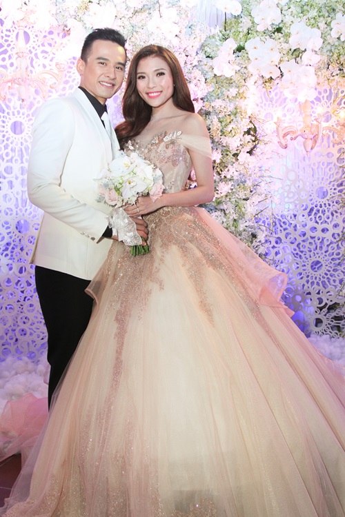 Cô dâu Thúy Diễm chi 450 triệu cho 3 chiếc váy cưới - 7