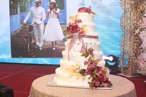 Cô dâu Thúy Diễm chi 450 triệu cho 3 chiếc váy cưới - 13